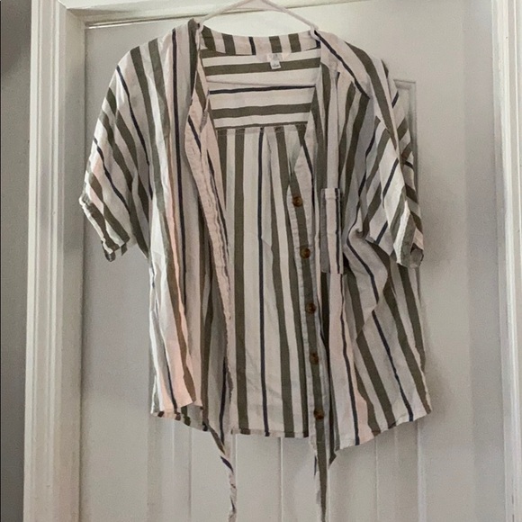 Time and Tru Bottom Up Blouse - Picture 1 of 3